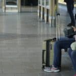 Jak wybrać idealny bagaż podręczny do samolotu? Praktyczny przewodnik dla podróżnych