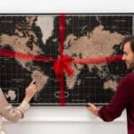 Jak zamontować mapę korkową na ścianie krok po kroku?