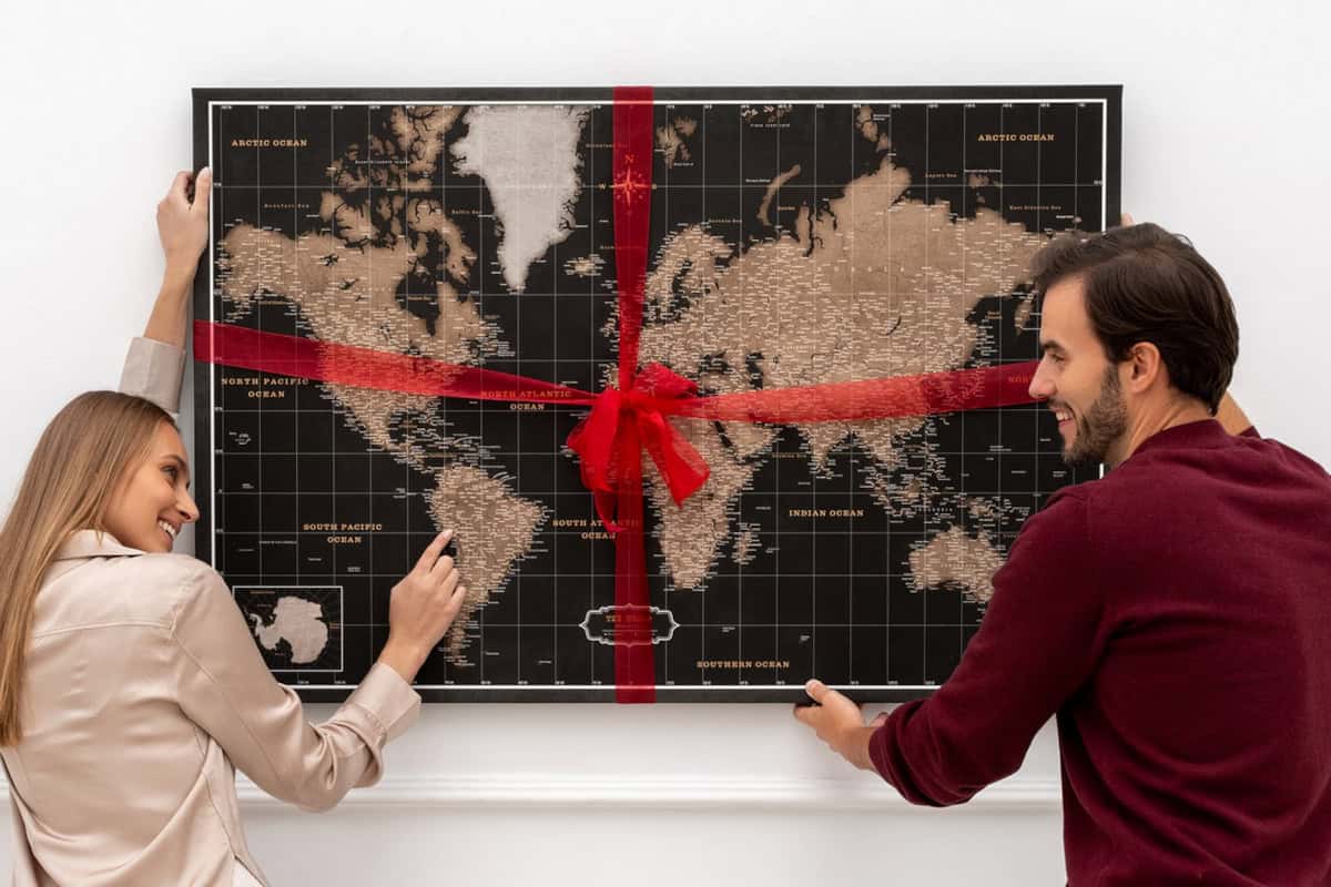 Jak zamontować mapę korkową na ścianie krok po kroku?