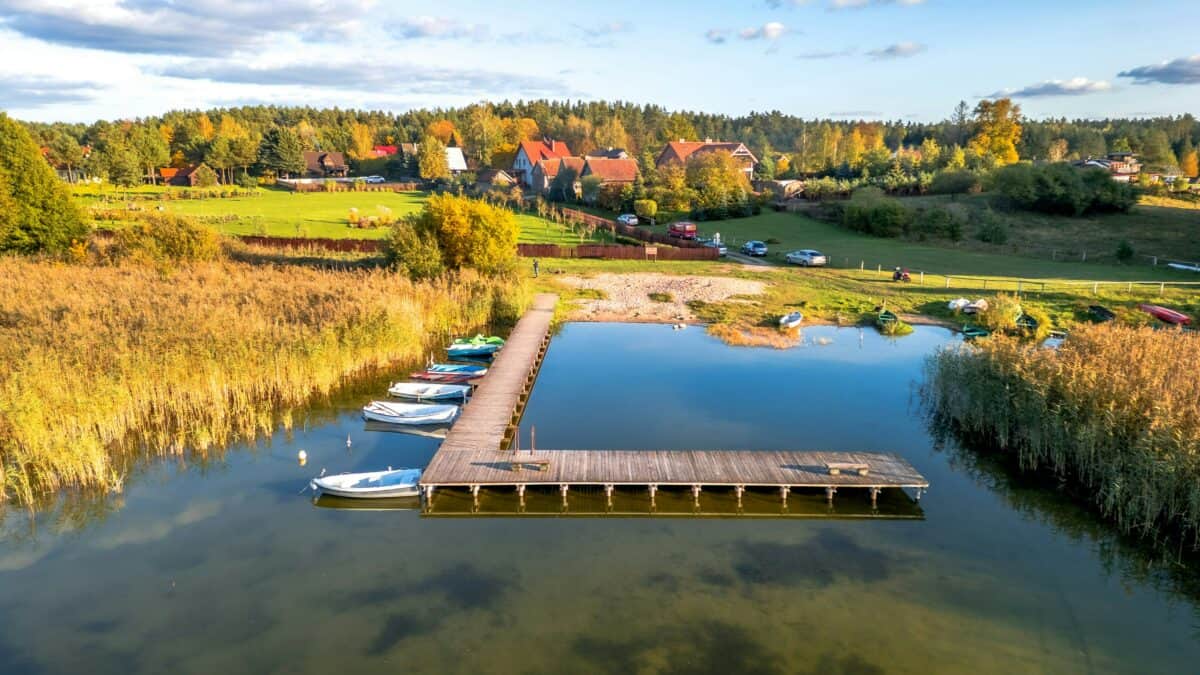 Relaks nad jeziorem: kompleksowy przewodnik po hotelach SPA nad jeziorem na Warmii i Mazurach