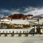 Wycieczka do Tybetu: przewodnik po niezapomnianej podróży do Dachu Świata