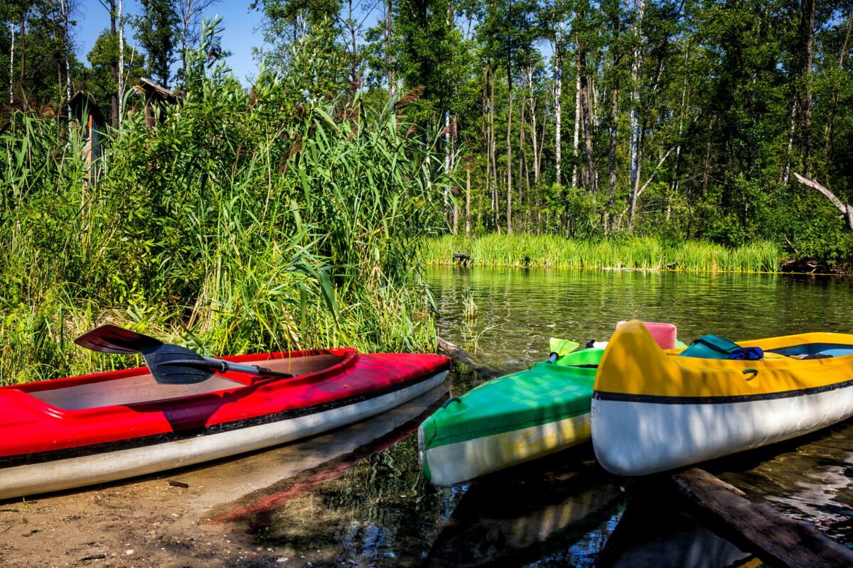 Pierwszy spływ kajakowy w życiu – jak przygotować się do wyprawy na Krutynię?