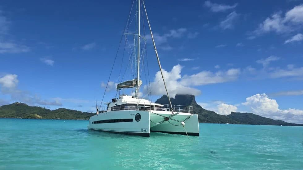 katamaran na rejsie żeglarskim