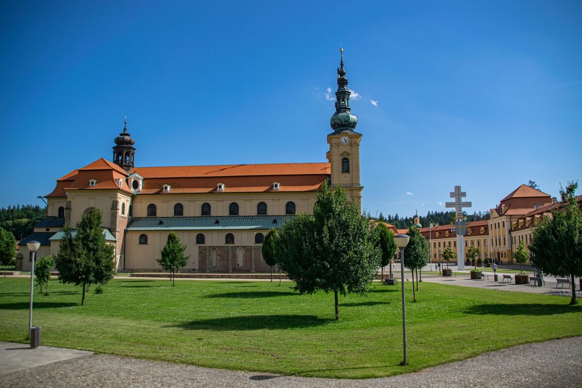 Wycieczki za granicę śladami kultury chrześcijańskiej — gdzie sztuka spotyka się z wiarą?